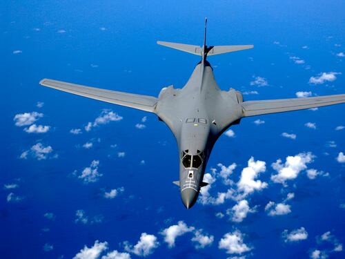 Gli Usa fanno decollare il B-1: cosa c'è dietro la missione del bombardiere