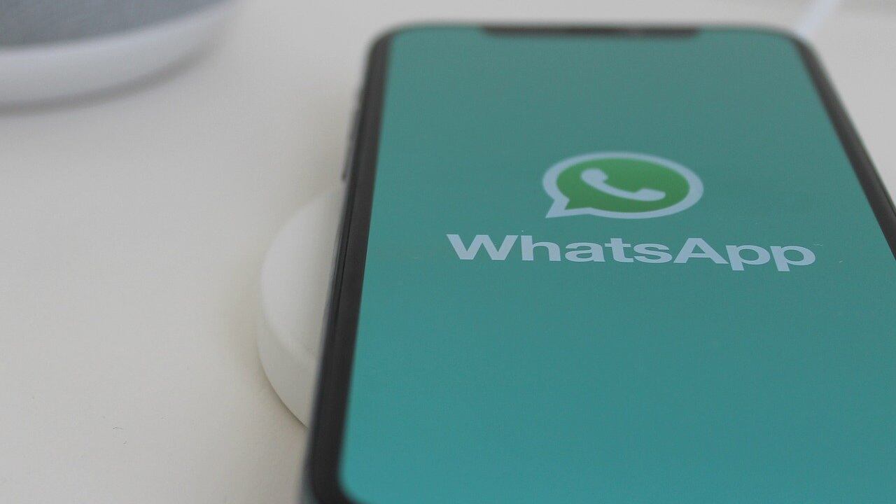 Altra truffa su WhatsApp: con un trucco ti svuotano il conto