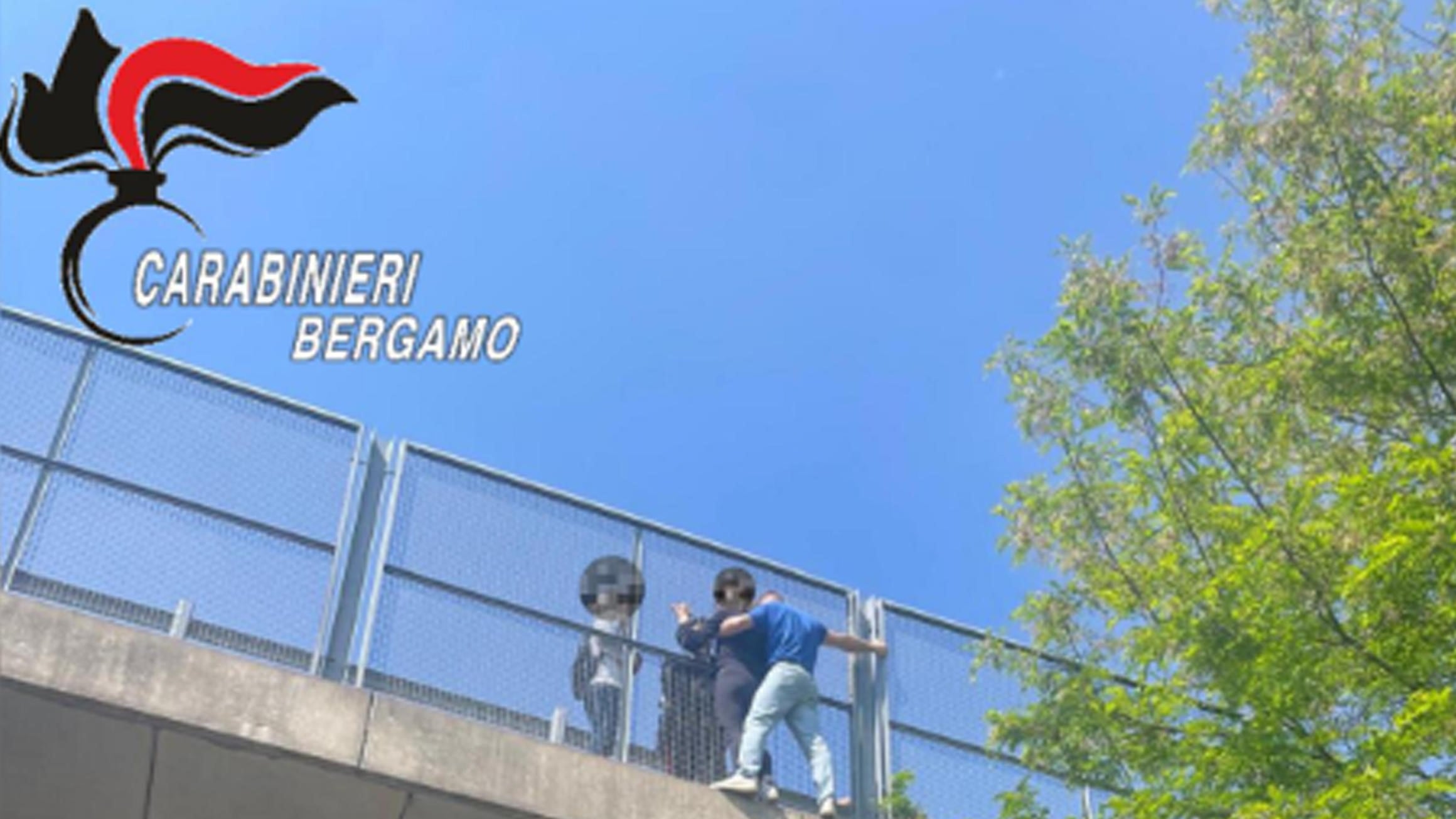 Salva una donna che vuole suicidarsi. L'elogio di Meloni al carabiniere eroe