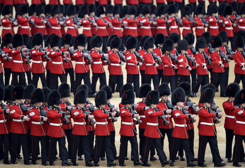 Inghilterra: guardia reale inglese sviene durante il "Trooping the Colour" 9