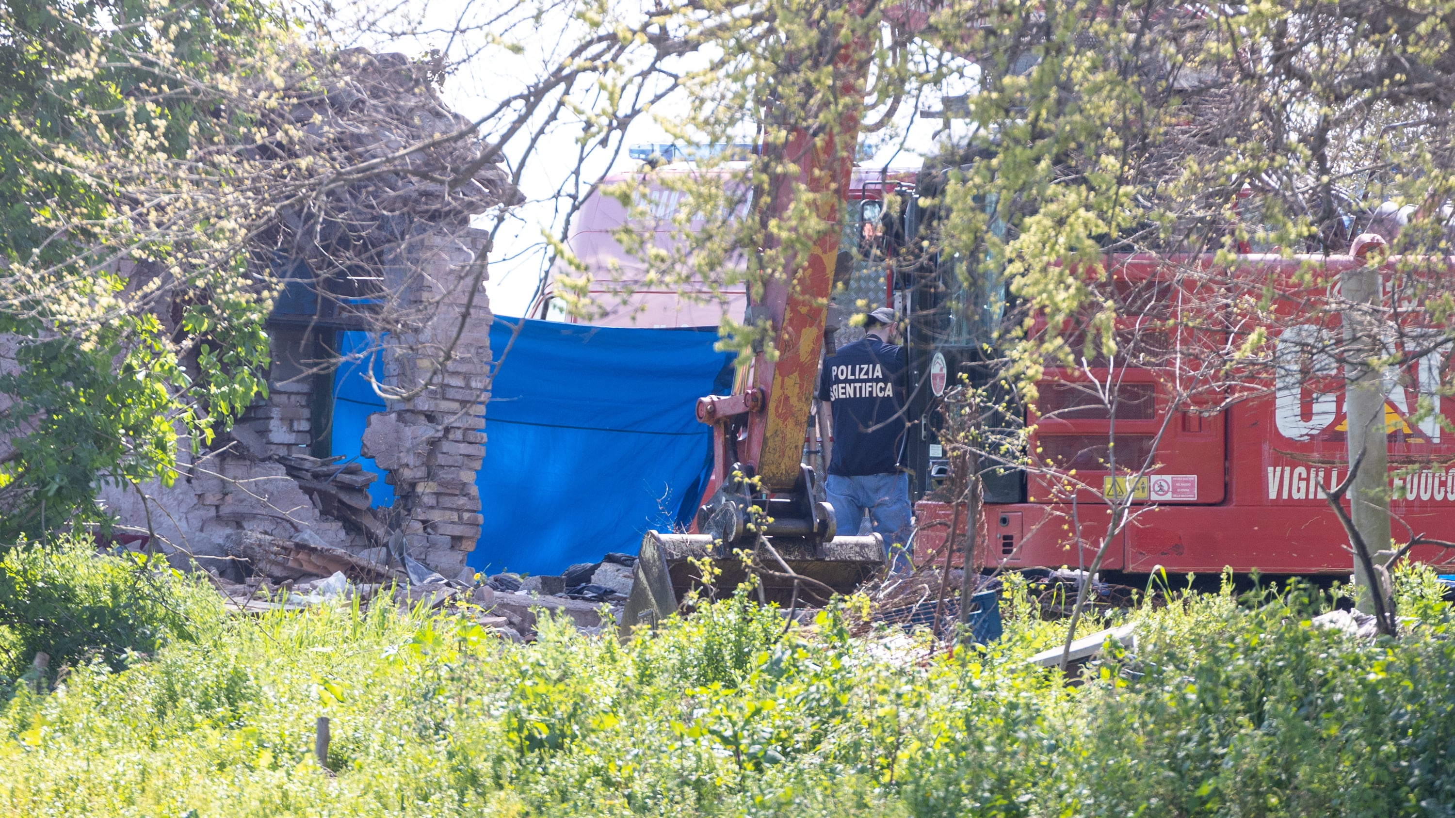 Esplode un casale abbandonato, morti due anarchici a Roma. L'ipotesi choc: preparavano una bomba per un attentato