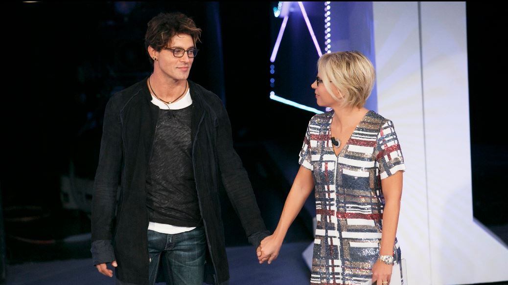Gabriel Garko a C'è posta per te: "Gli zigomi sono dotati di vita propria"