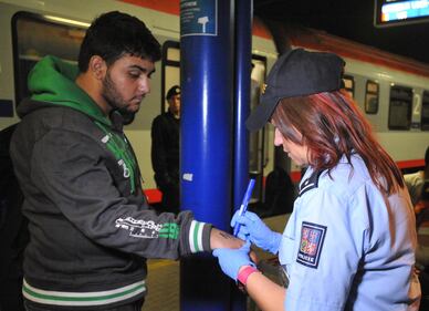 La polizia ceca marchia i migranti sul braccio 2