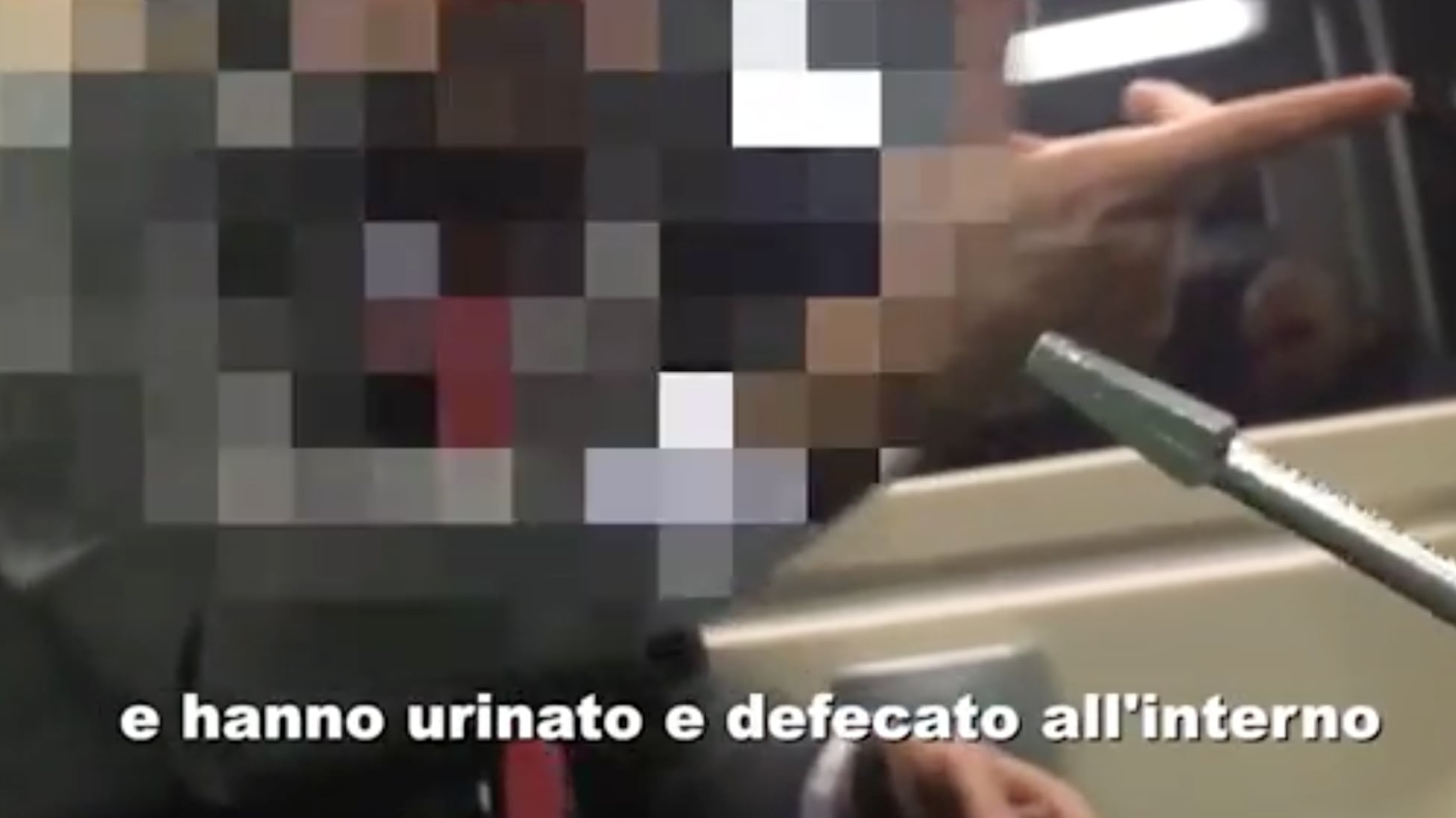La gang che terrorizza i treni: pestano pure i poliziotti