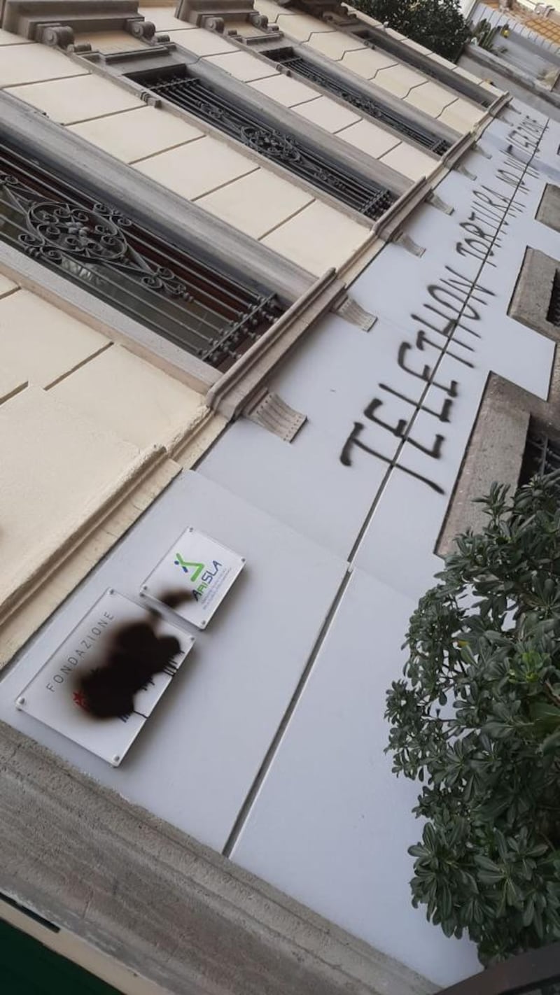 Milano, imbrattata la sede di Telethon 5