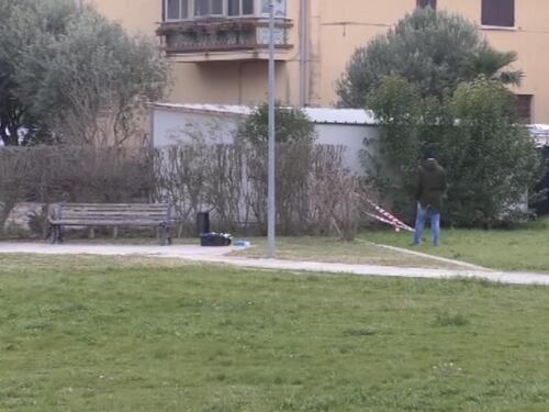 L'agguato choc delle compagne di classe: 13enne colpita con le forbici
