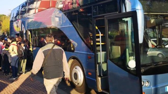 Puglia, immigrato arriva nascosto nell’autobus di una scolaresca in gita