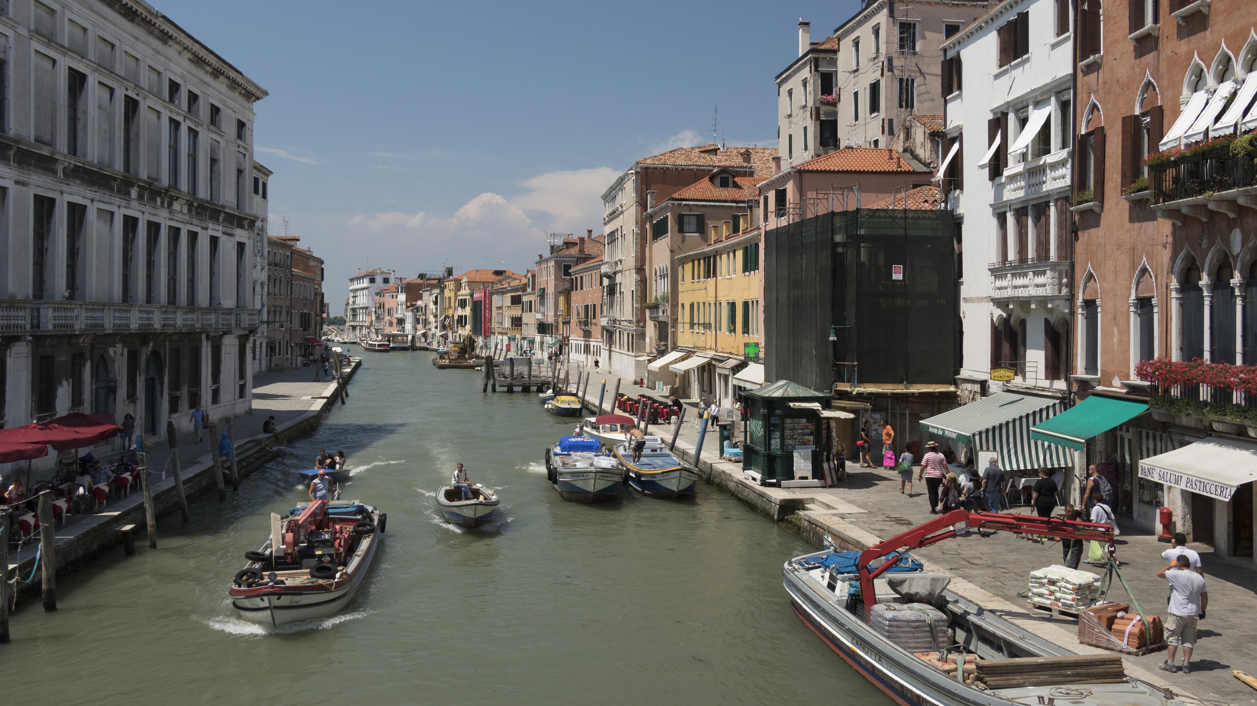 "Basta assalto dei turisti: Venezia a numero chiuso"
