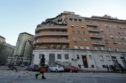 Roma, crollano tre piani di un palazzo 38