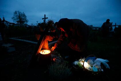 Una donna in un cimitero di Bucarest, in Romania