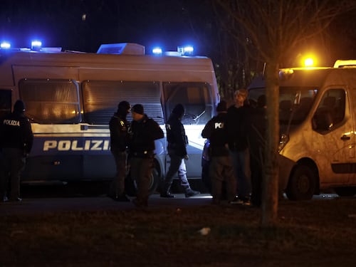 L'arresto, l'"alt" e l'arma a salve. Spacciatore ucciso dalla polizia. Agente indagato