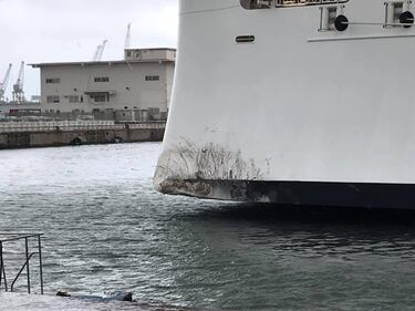 La Msc Grandiosa contro le barriere del porto 4