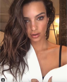 Emily Ratajkovski: lato b e topless ai tropici 8