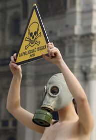 Milano, la protesta in topless contro le pellicce 3