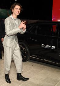 Bagno di folla al red carpet di "The King" per Timothée Chalamet e Lily-Rose Depp 2