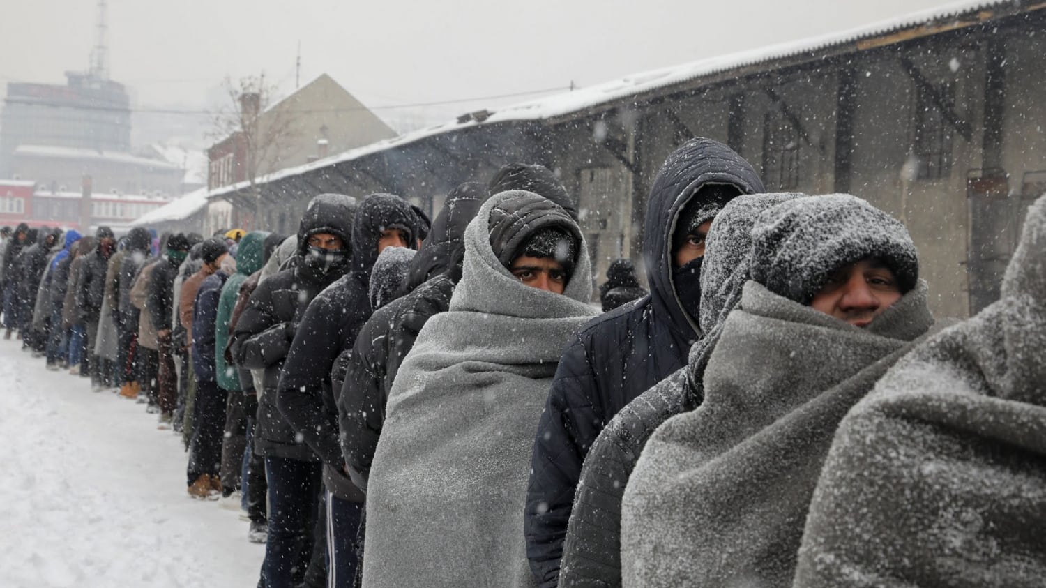 Migliaia di immigrati tra la neve: l'accoglienza della Ue ha fallito