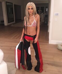 Kylie Jenner sexy in piscina 10