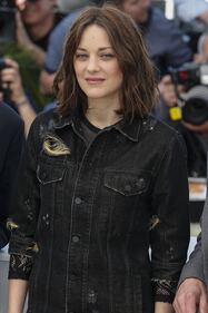 Marion Cotillard fetish al Festival di Cannes tra jeans e borchie ai tacchi 8