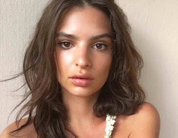 Emily Ratajokowski, quasi fuori di capezzolo 1