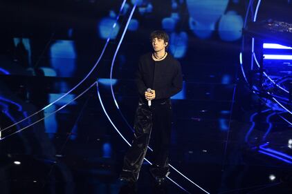 Sanremo 2024: ecco il look della quarta serata del Festival di Sangiovanni 4