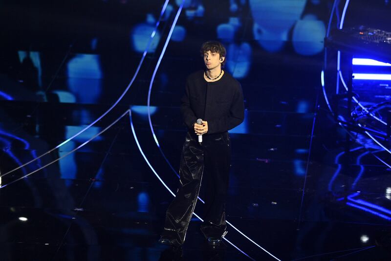 Sanremo 2024: ecco il look della quarta serata del Festival di Sangiovanni 4