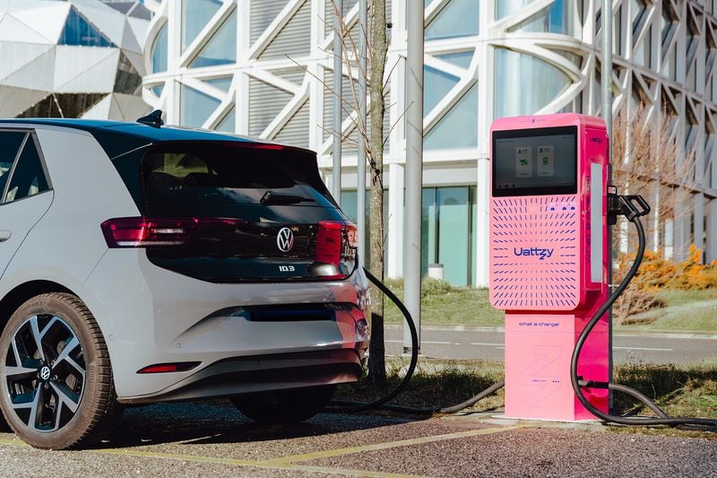 Auto elettriche e vacanze, perché le colonnine possono fare la differenza nella scelta dell’hotel
