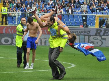 Ragazza fa un'invasione di campo in bikini 5