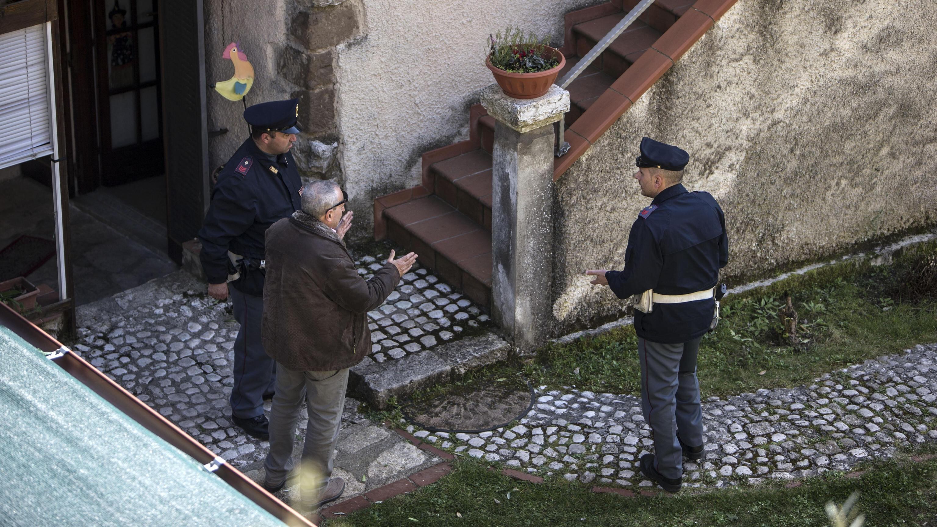 "Fuori c'è il male" e la famiglia vive per 30 anni segregata in casa