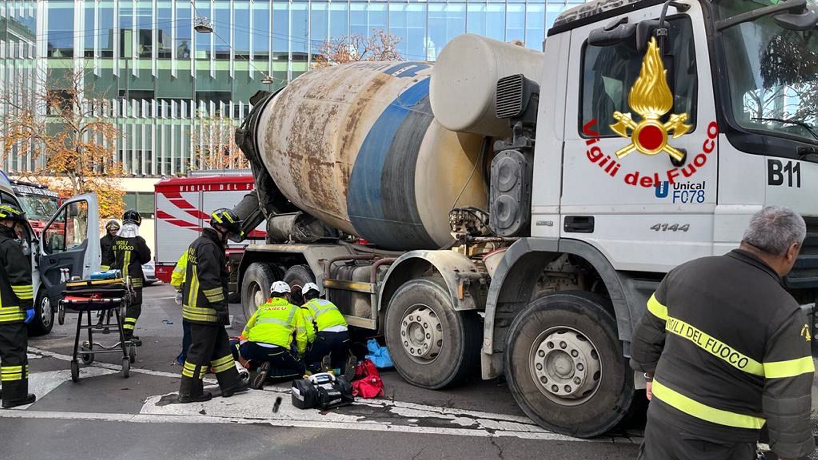 Gravissima una donna investita dalla betoniera