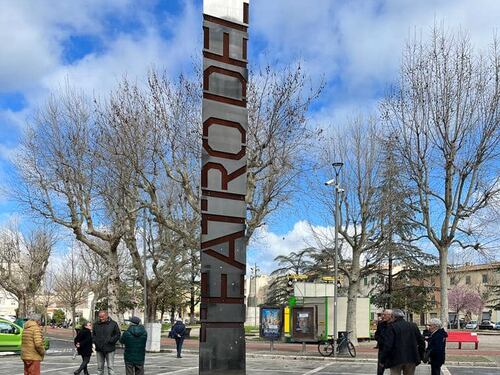 Netturbini danneggiano l'obelisco e si danno alla fuga: l'ira del sindaco