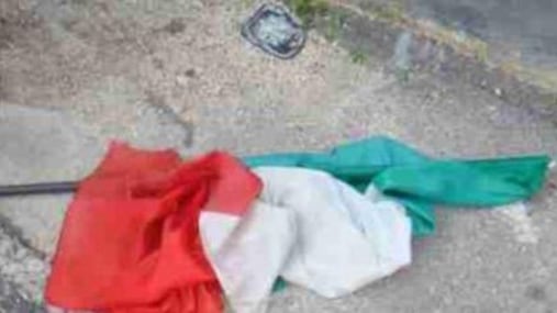Immigrati stracciano il Tricolore per protestare contro il menu