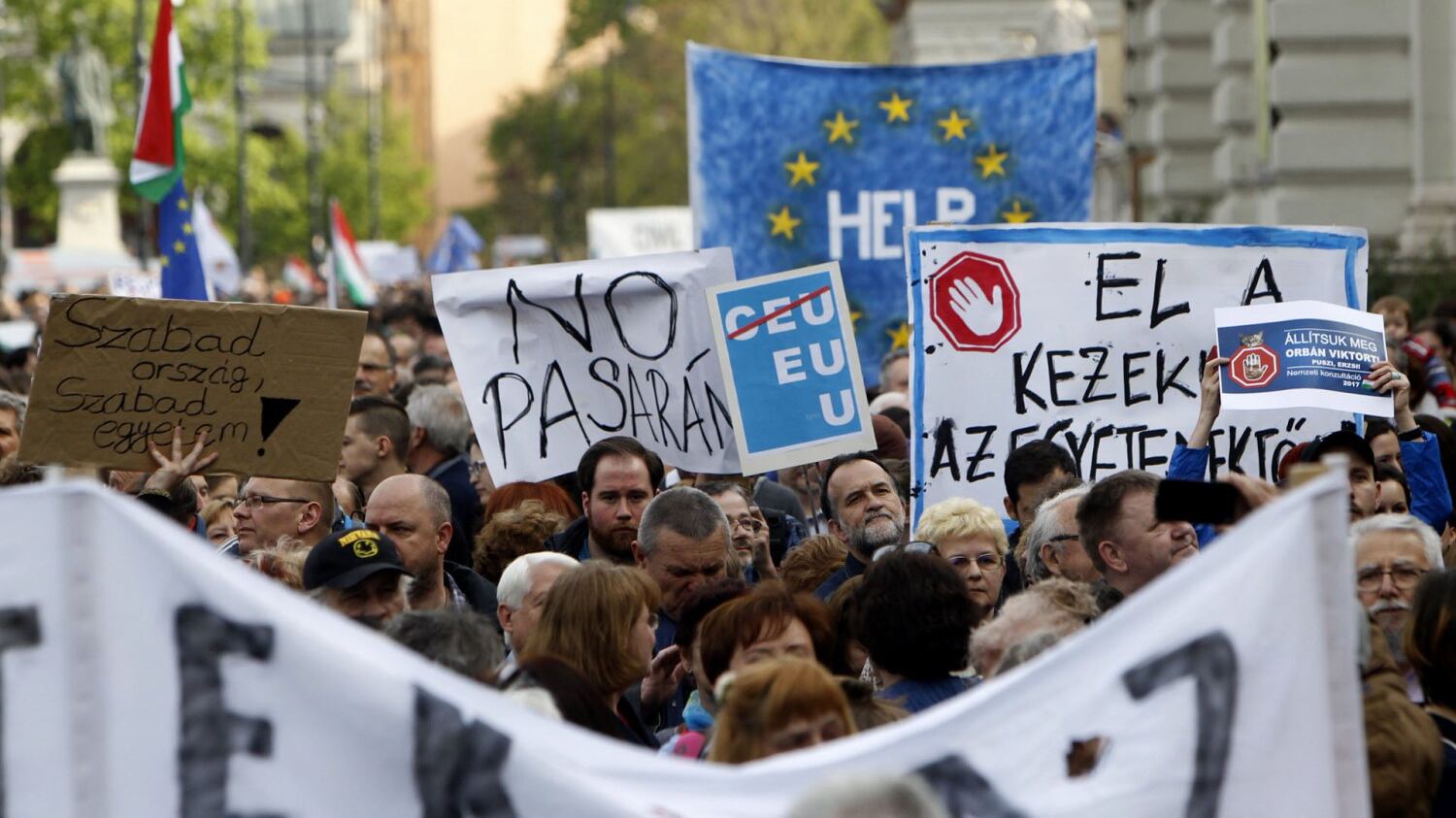 Soros mobilita 70mila persone per fare la guerra a Orban