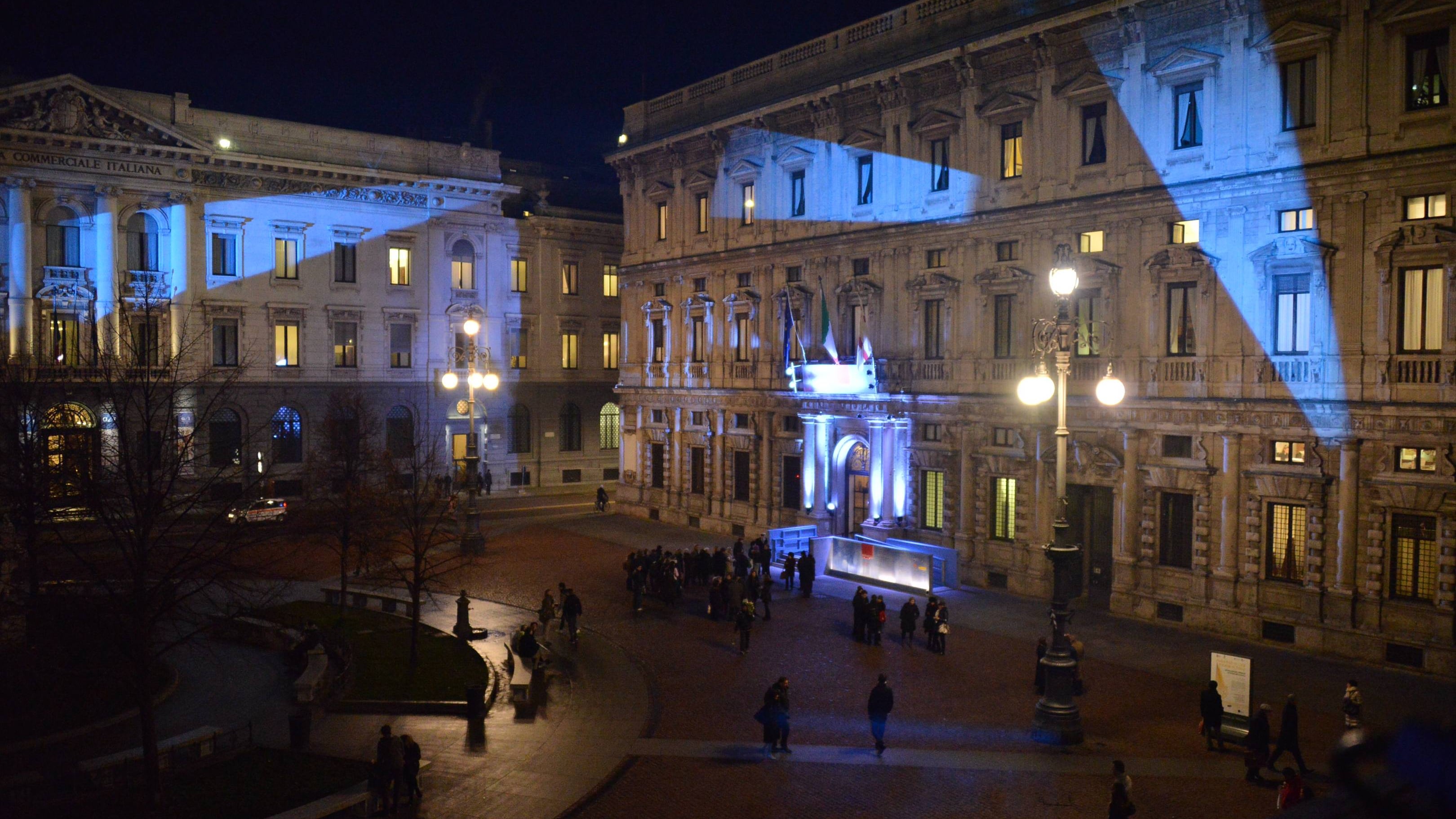 Piazza della Scala si illumina di "polvere di stelle"