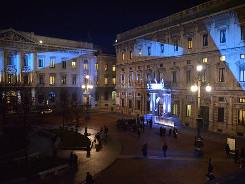 Piazza della Scala si illumina di "polvere di stelle"