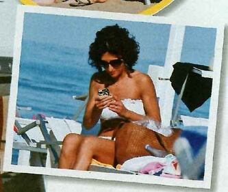 Agnese Renzi a Rimini: tintarella sul lettino e beach volley in bikini 3