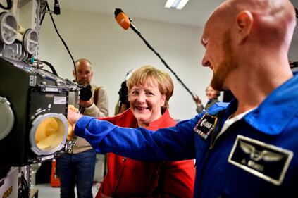 La Merkel con gli astronauti dell'Esa 4