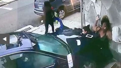 Si fa schiacciare da un'auto a folle velocità per salvare un bimbo di 8 anni
