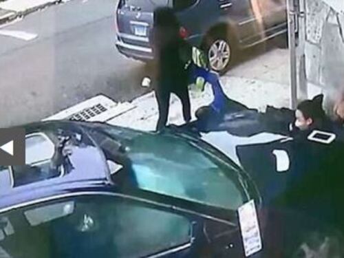 Si fa schiacciare da un'auto a folle velocità per salvare un bimbo di 8 anni