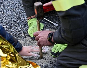 Eco-vandali di Ultimam generazione si cementano sull'asfalto a Torino 5