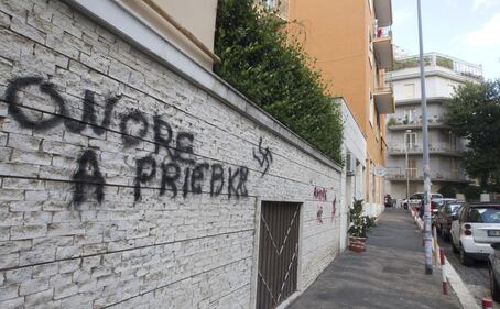 Sotto casa compare la scritta "Onore a Priebke" 2