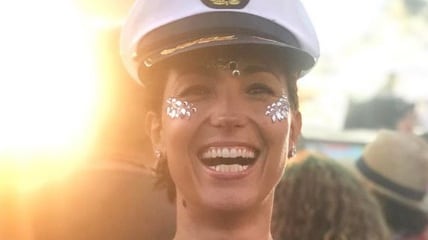 Caterina Balivo scatenata con le amiche al Jova Beach Party di Viareggio