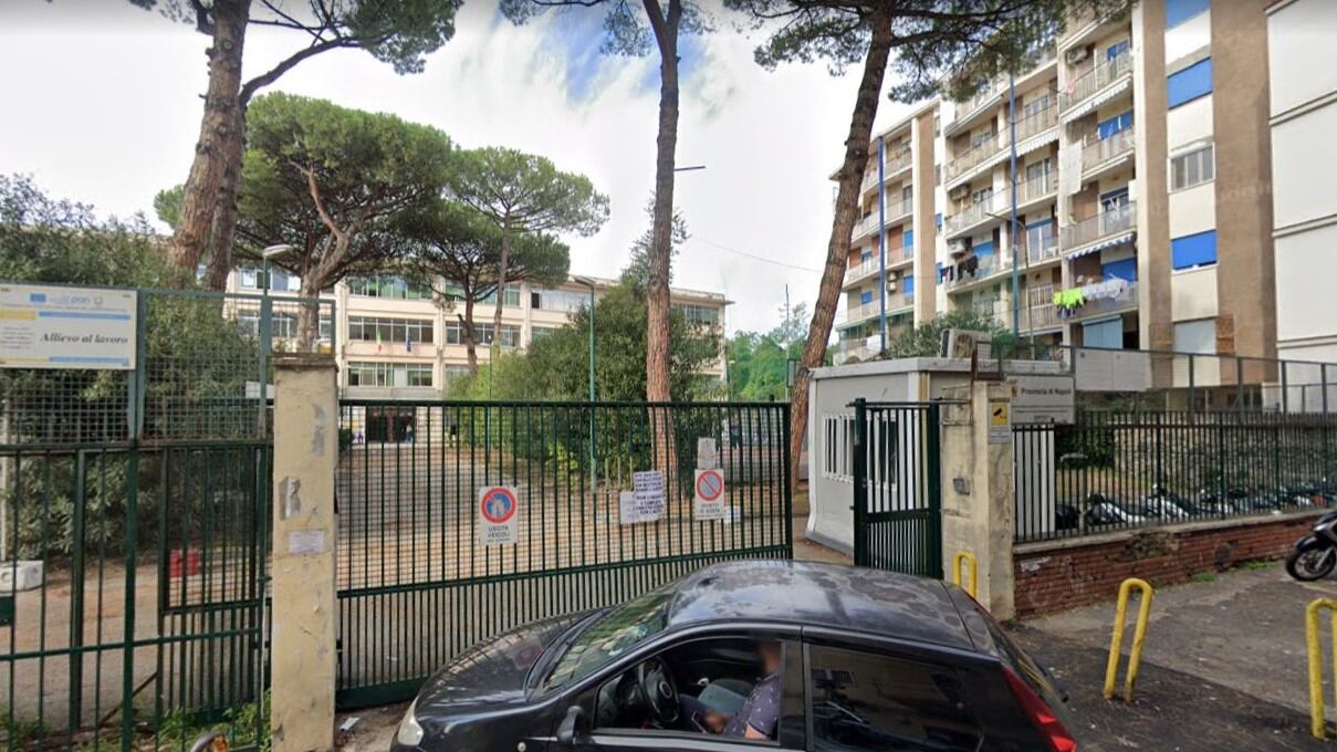 Il volo dalla finestra della scuola prima della campanella. Grave un 16enne a Torre del Greco