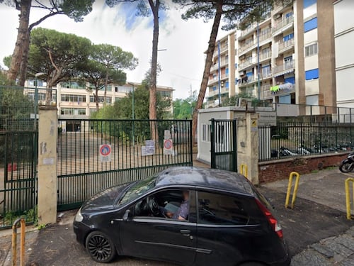 Il volo dalla finestra della scuola prima della campanella. Grave un 16enne a Torre del Greco