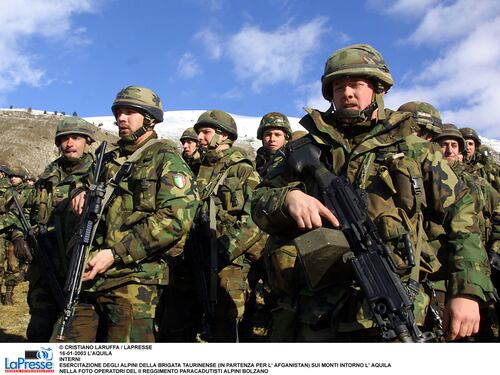 A Bergamo arrivano gli alpini Milano verso la superstruttura