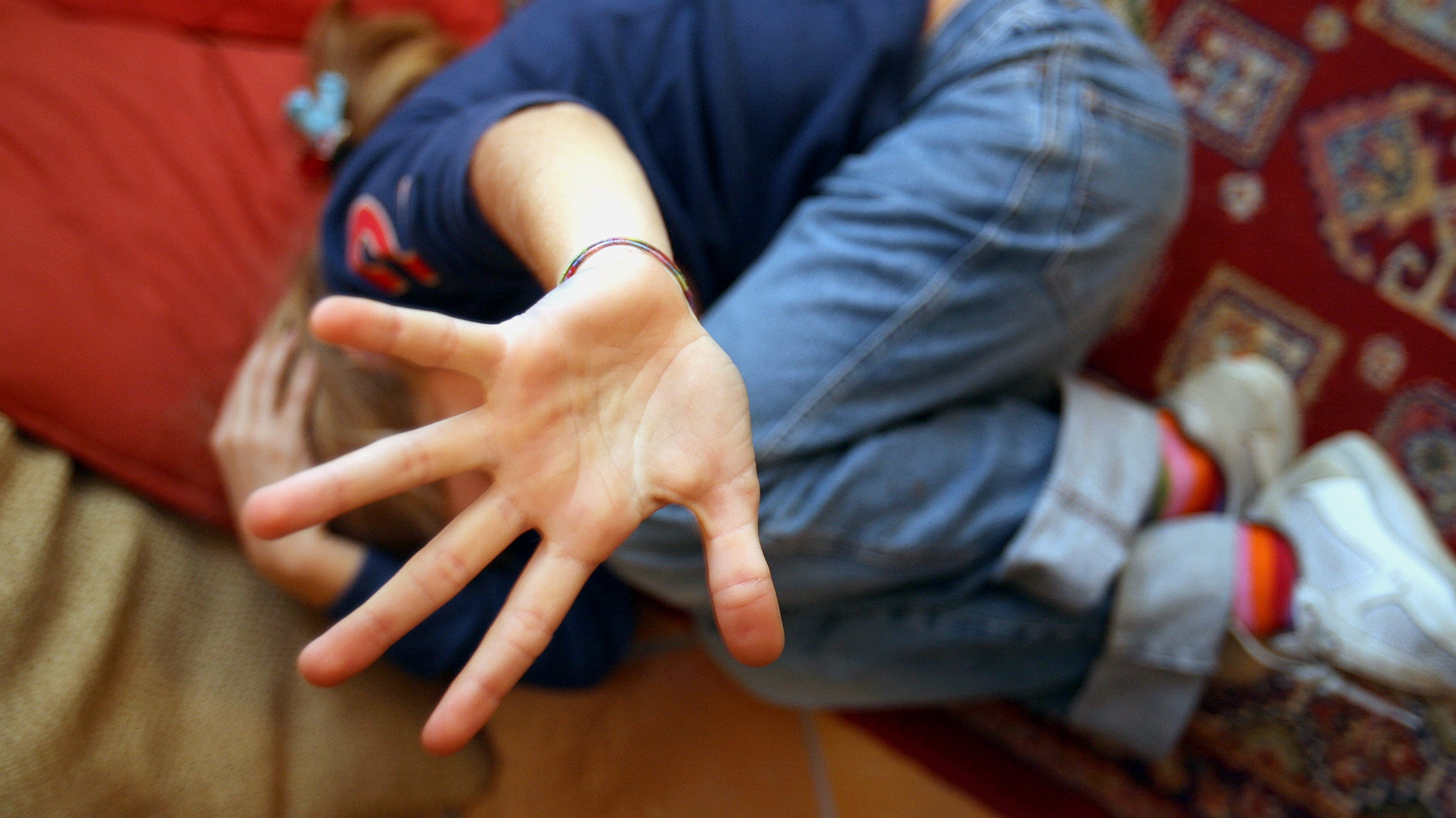 Coppia gay abusa di minori: spunta anche una vittima disabile