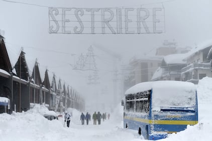 Sestriere, sommersa dalla neve 13