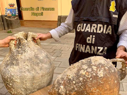 Nei guai col Fisco, gli trovano reperti archeologici in casa