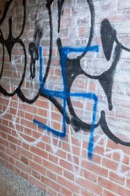 Graffiti e svastiche contro Israele: esplode l’odio antisemita a Milano 3