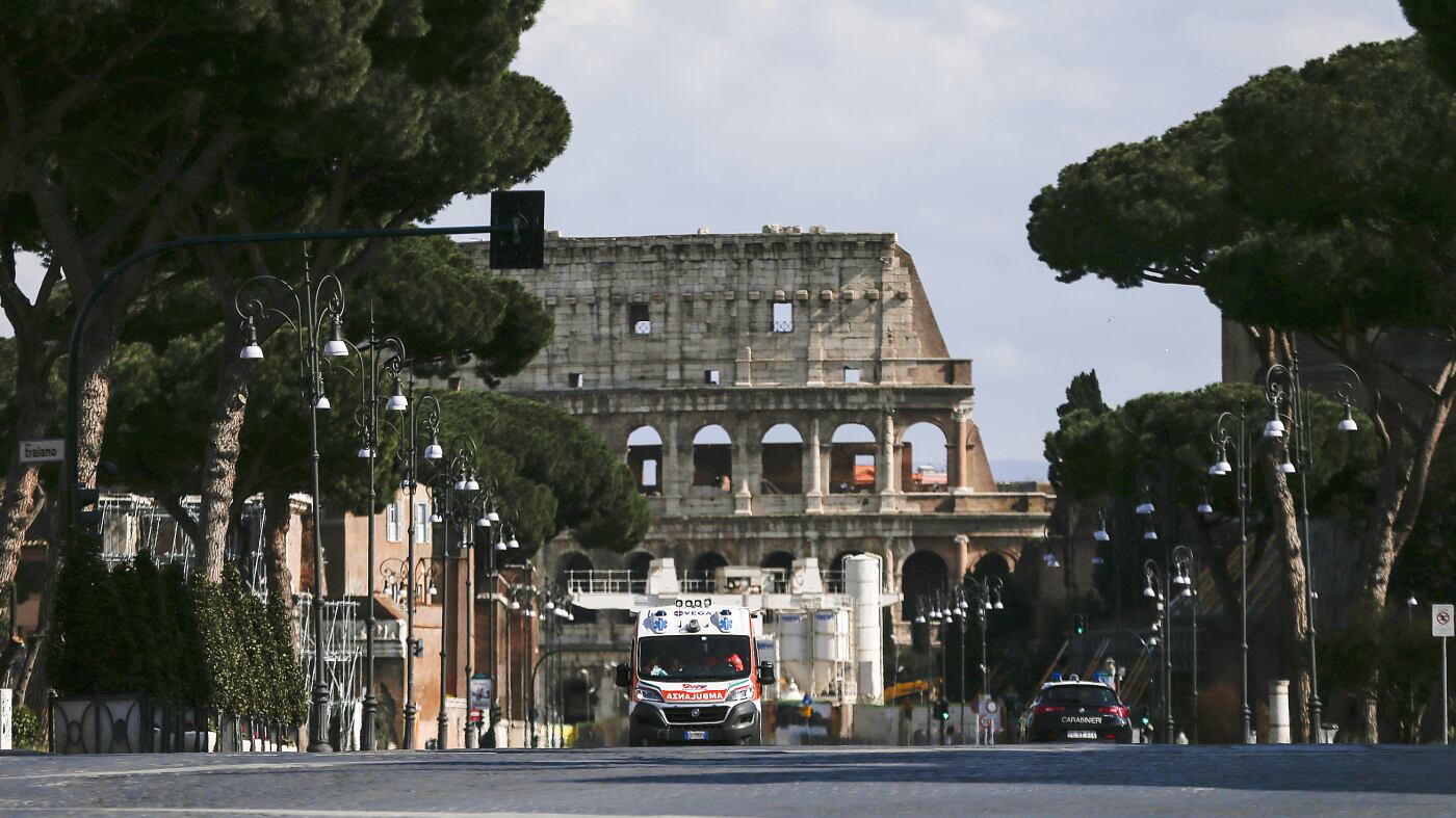 Orrore al Colosseo: turista scavalca i cancelli, cade e resta infilzato