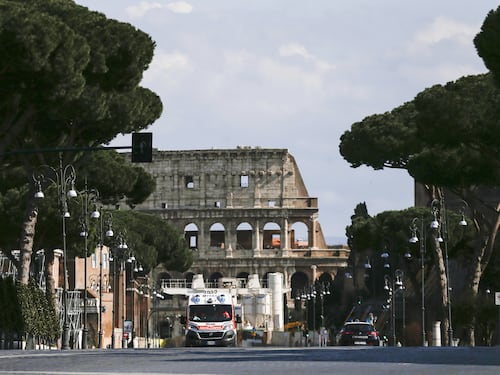 Orrore al Colosseo: turista scavalca i cancelli, cade e resta infilzato